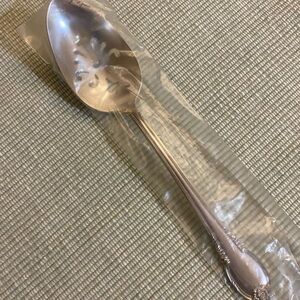 Pierced Serving Spoon Rogers Bros. Remembrance pattern Silverplate NEW